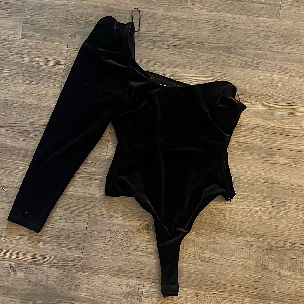 ASTR: The Label one shoulder black velvet bodysuit